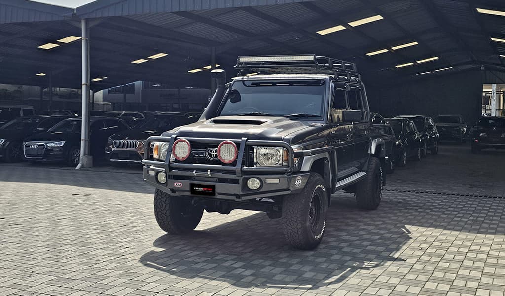 2017 Toyota Land Cruiser image-3