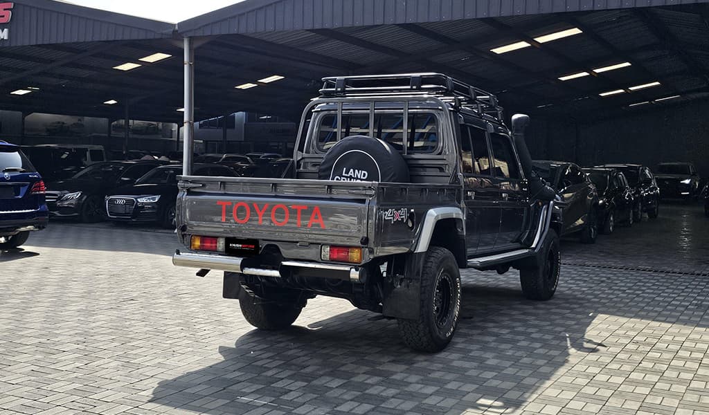 2017 Toyota Land Cruiser image-4