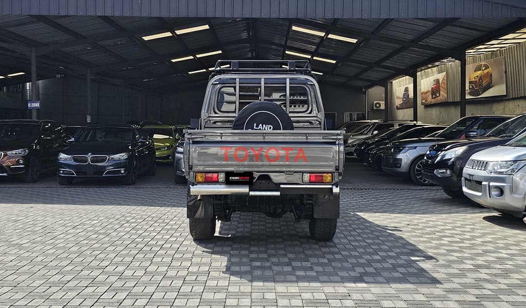 2017 Toyota Land Cruiser image-5