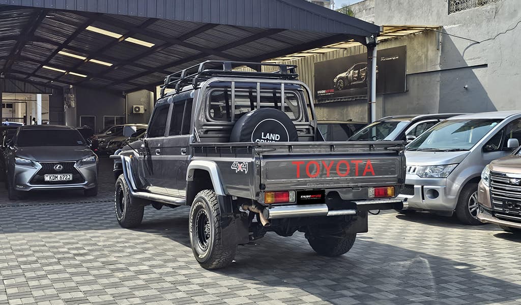 2017 Toyota Land Cruiser image-6