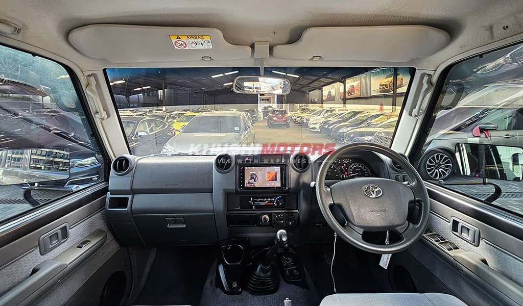 2017 Toyota Land Cruiser image-9
