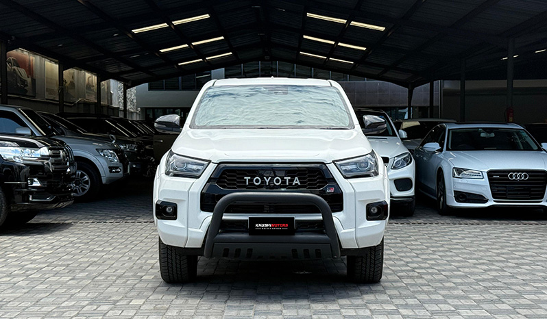 2023 Toyota Hilux image-2