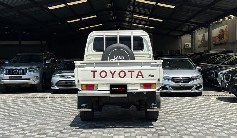 2018 Toyota Land Cruiser image-5