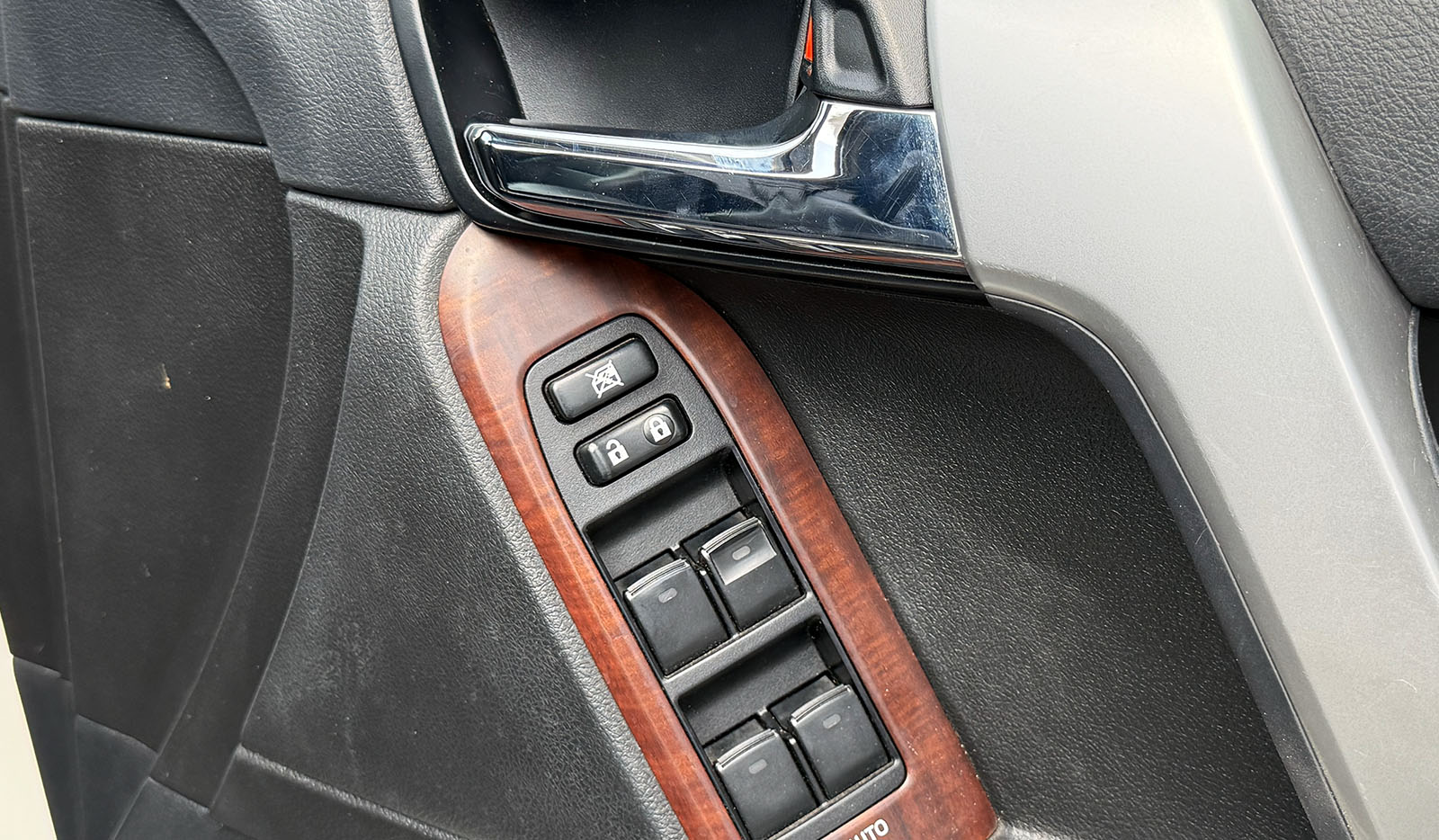2015 Toyota Land Cruiser Prado image-2