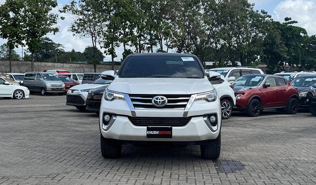 2017 Toyota Fortuner image-1