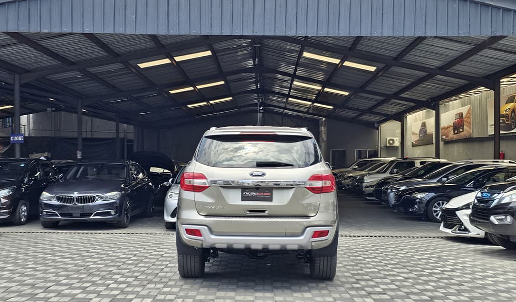 2017 Ford Everest image-5