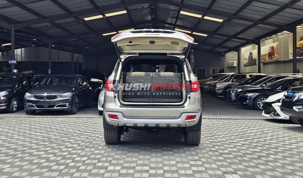 2017 Ford Everest image-13