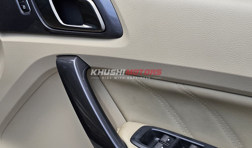 2017 Ford Everest image-25