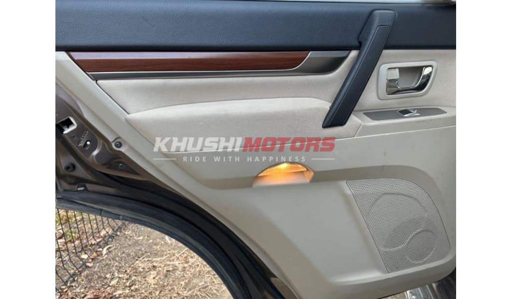 2009 Mitsubishi Pajero image-5