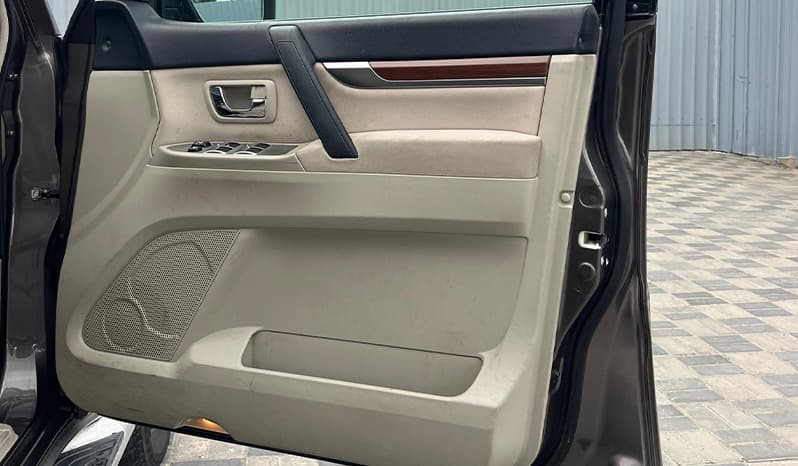 2009 Mitsubishi Pajero image-13