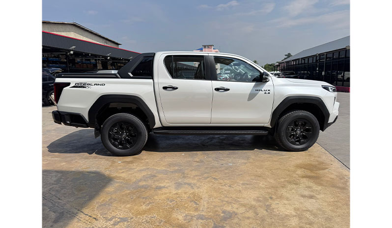2025 Toyota Hilux image-9