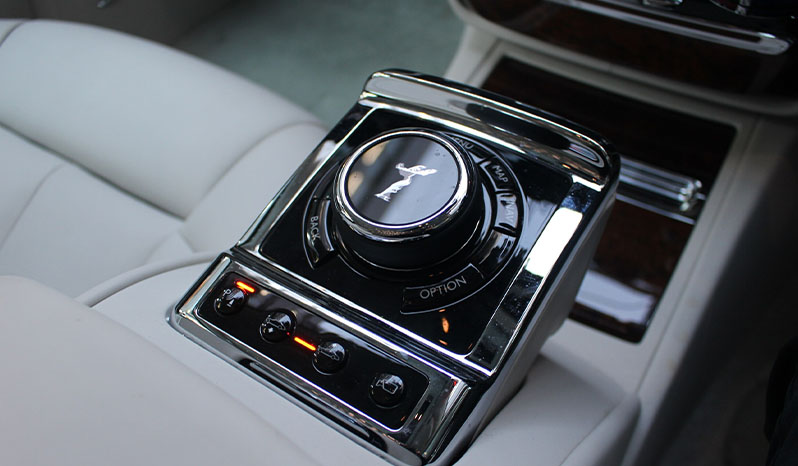 2019 Rolls Royce Phantom image-17
