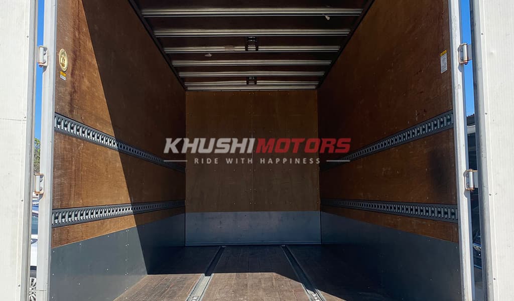 2017 Mitsubishi Fuso 2 Ton image-2