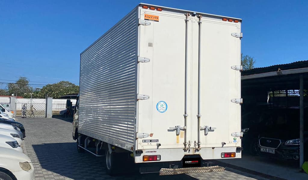 2017 Mitsubishi Fuso 2 Ton image-8
