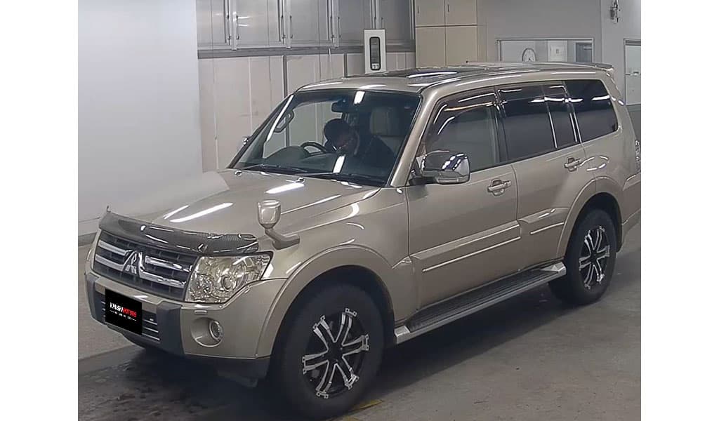 2006 Mitsubishi Pajero image-2