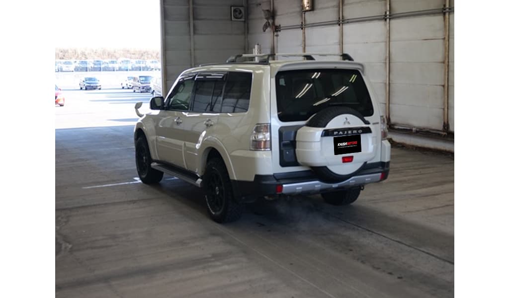 2008 Mitsubishi Pajero image-3