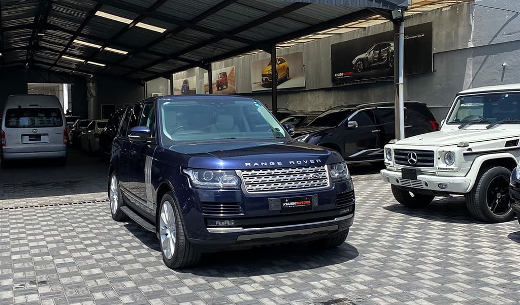 2017 Land Rover Range Rover Vogue image-2