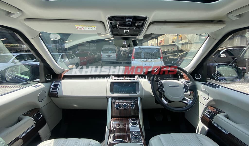 2017 Land Rover Range Rover Vogue image-6