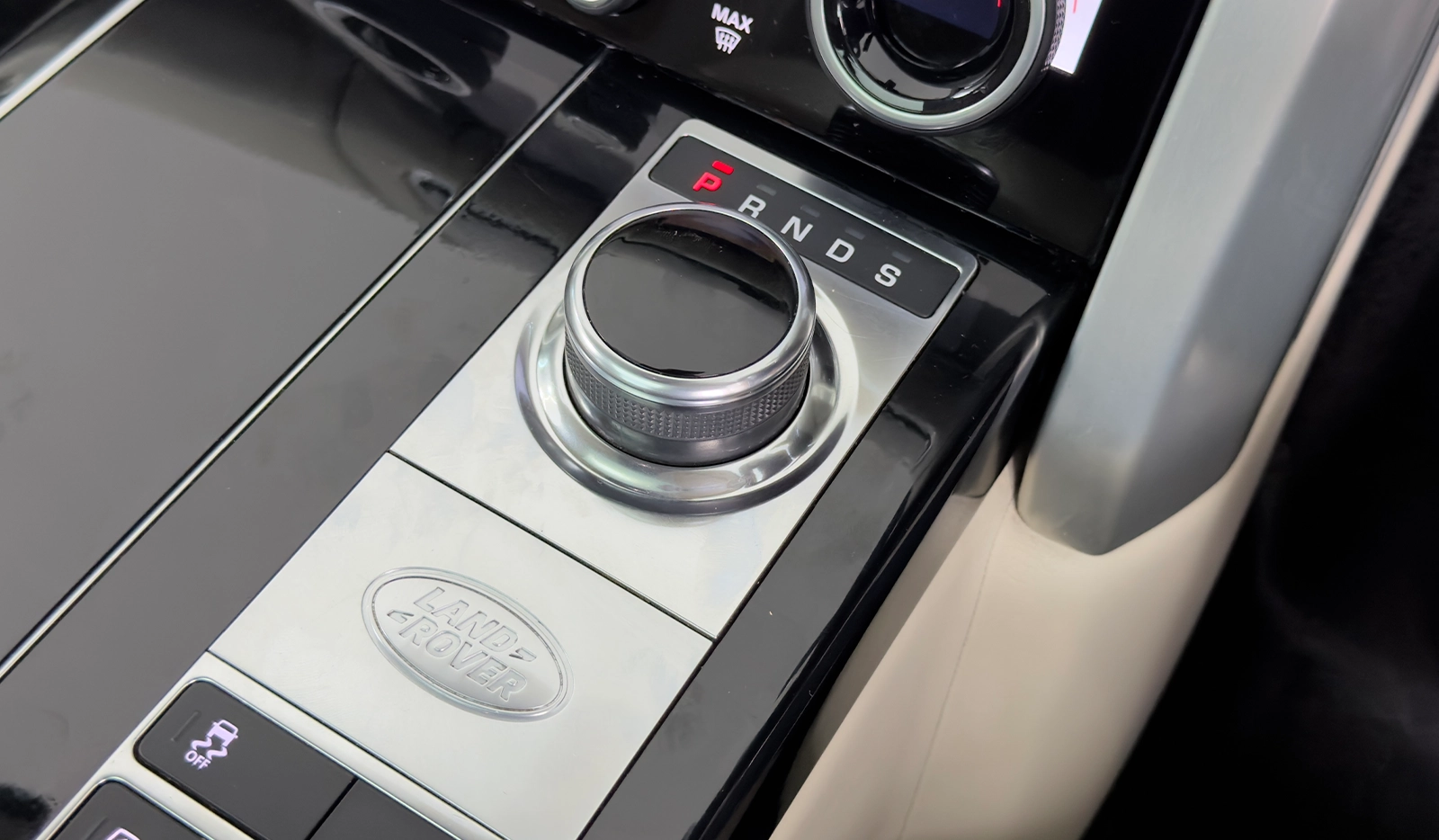 2019 Land Rover Range Rover Vogue image-11