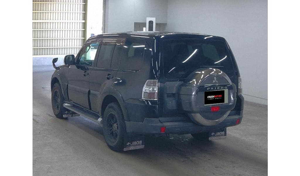2006 Mitsubishi Pajero image-2