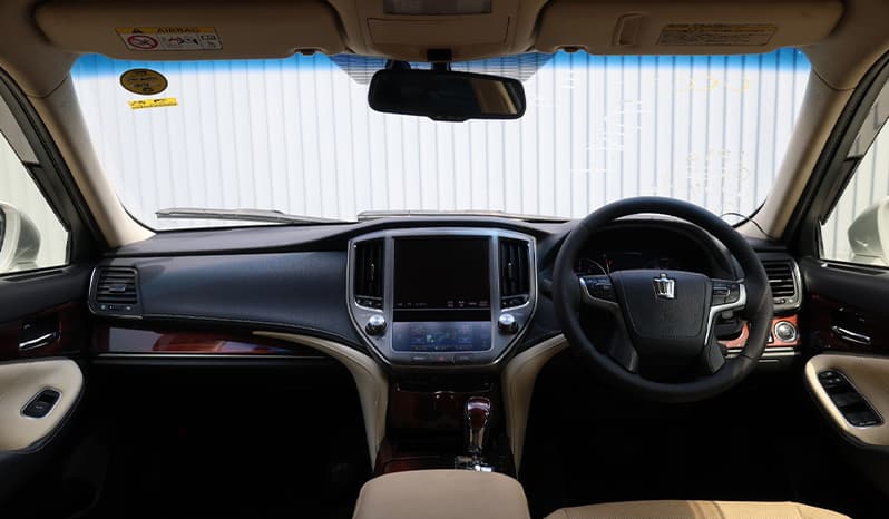 2014 Toyota Crown image-13