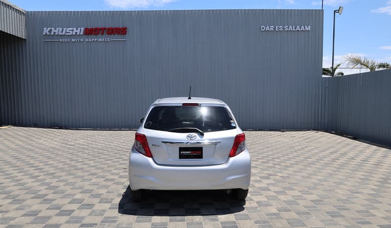 2011 Toyota Vitz image-11