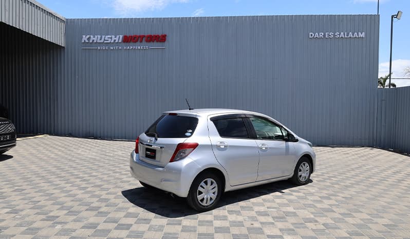 2011 Toyota Vitz image-12