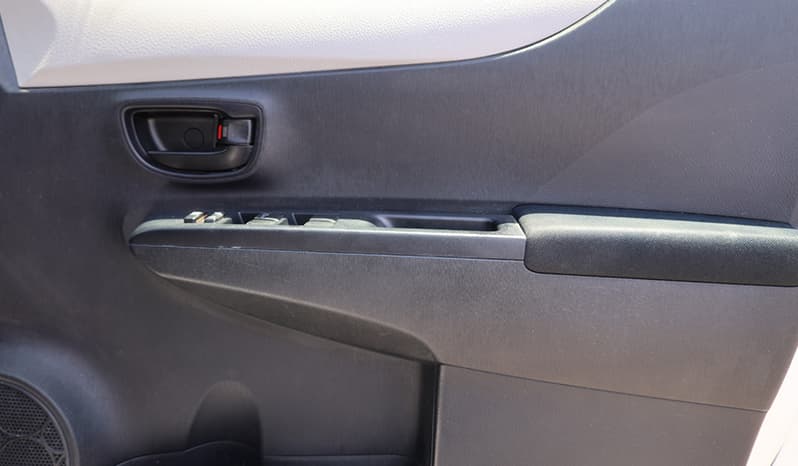 2011 Toyota Vitz image-14