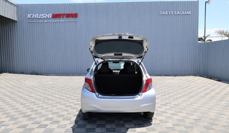 2011 Toyota Vitz image-17