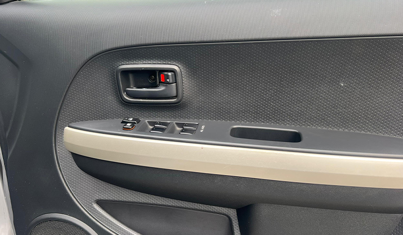 2002 Toyota IST image-10