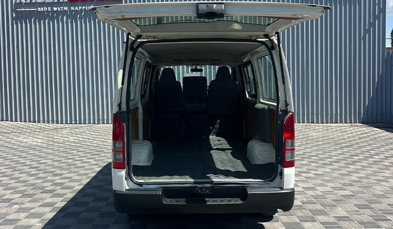 2007 Toyota Hiace image-2