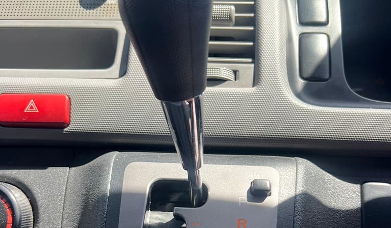 2007 Toyota Hiace image-4