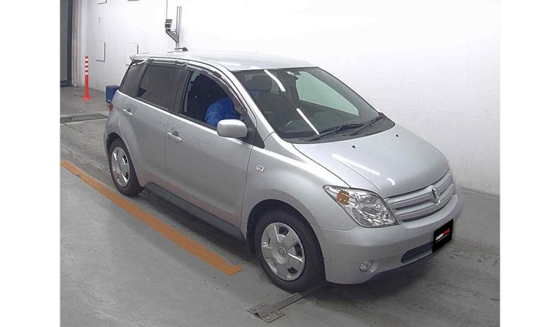 2003 Toyota IST image-1