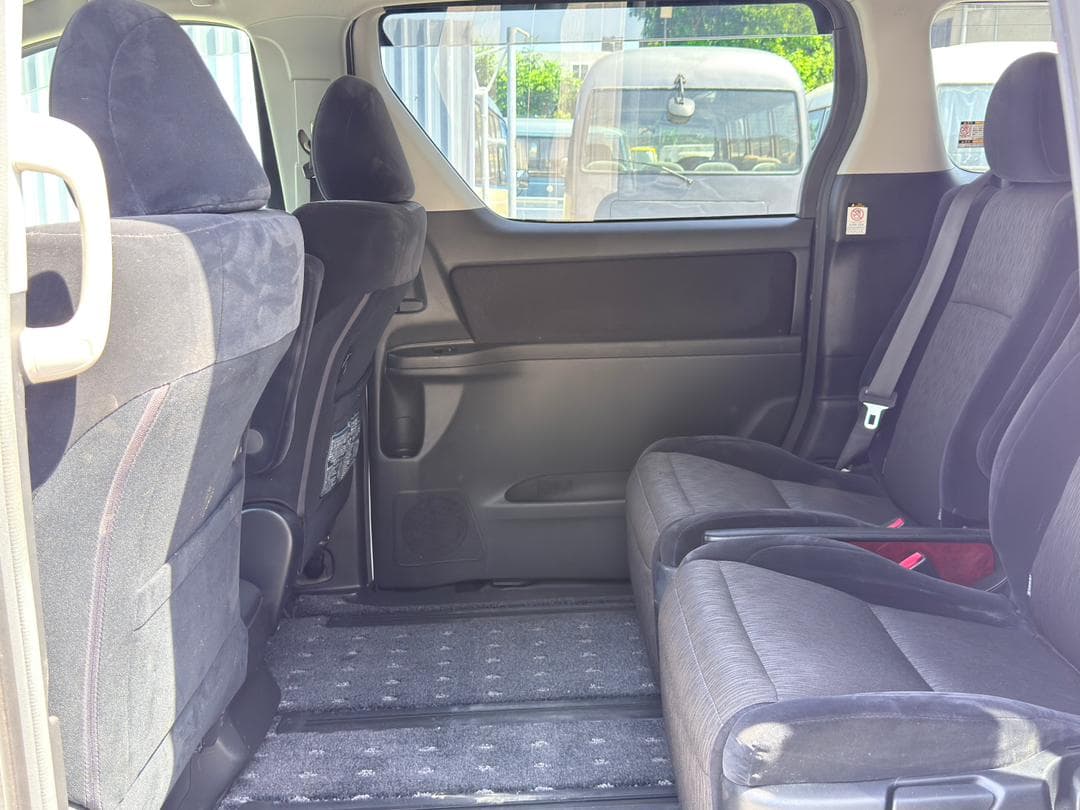 2010 Toyota Alphard image-24