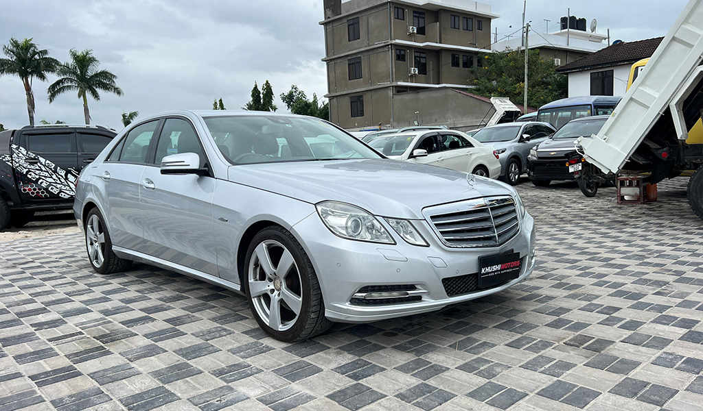 2011 Mercedes-Benz E-Class CGI Blue Efficiency E250 image-1