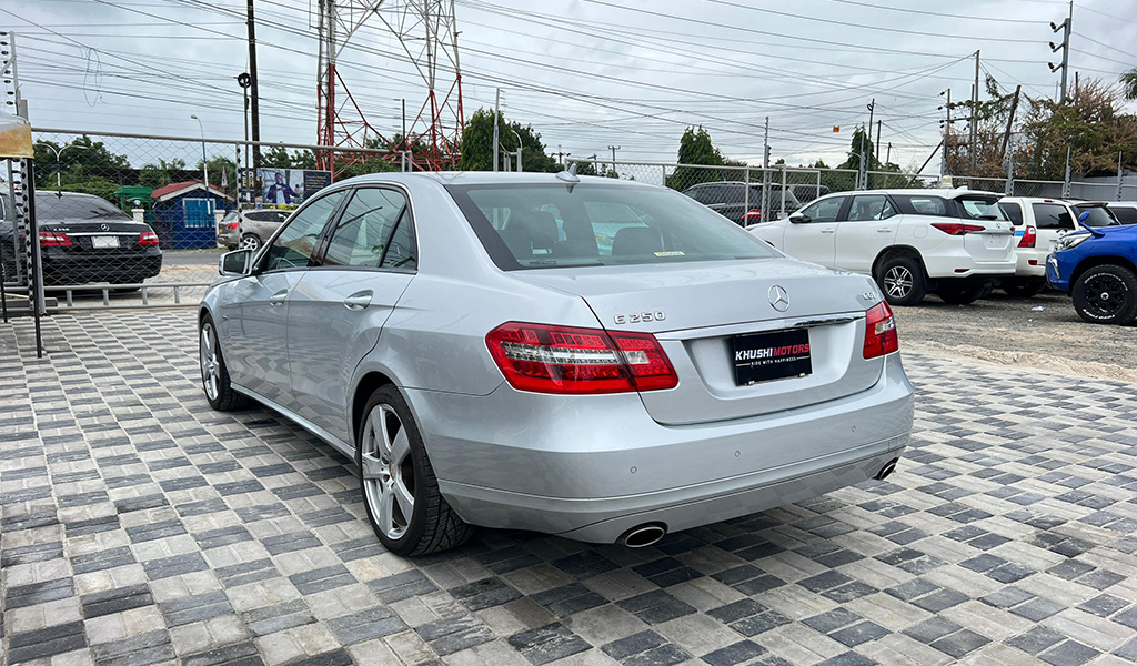 2011 Mercedes-Benz E-Class CGI Blue Efficiency E250 image-3