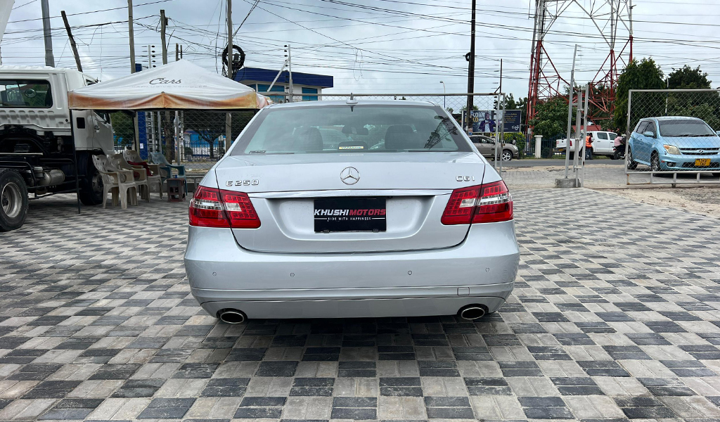 2011 Mercedes-Benz E-Class CGI Blue Efficiency E250 image-4