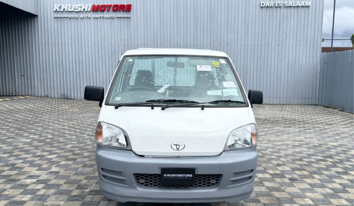 2004 Toyota Townace Truck image-2