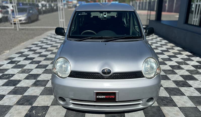 2003 Toyota Sienta image-1