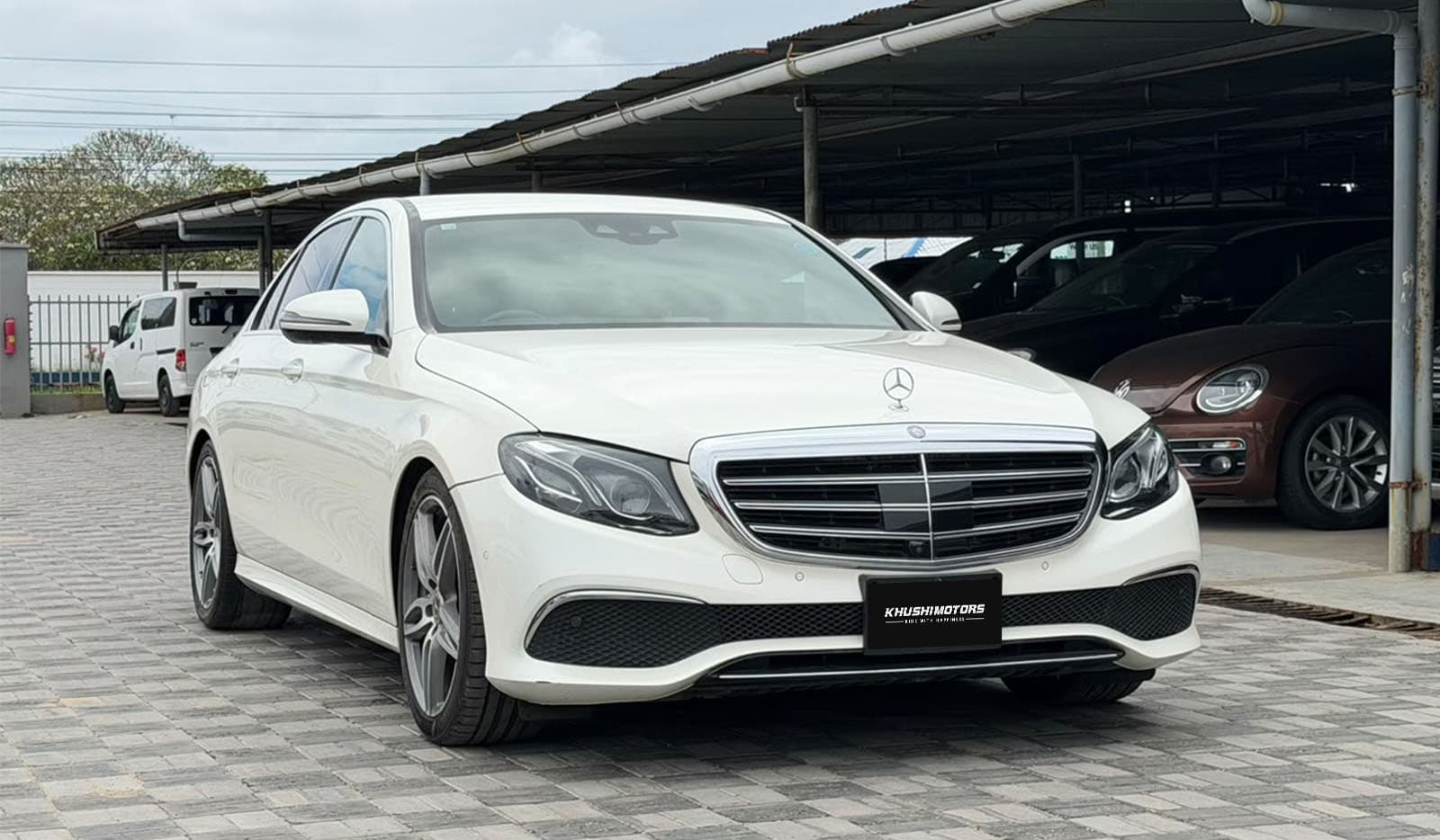 2016 Mercedes-Benz E-Class Avantgarde E200d image-1