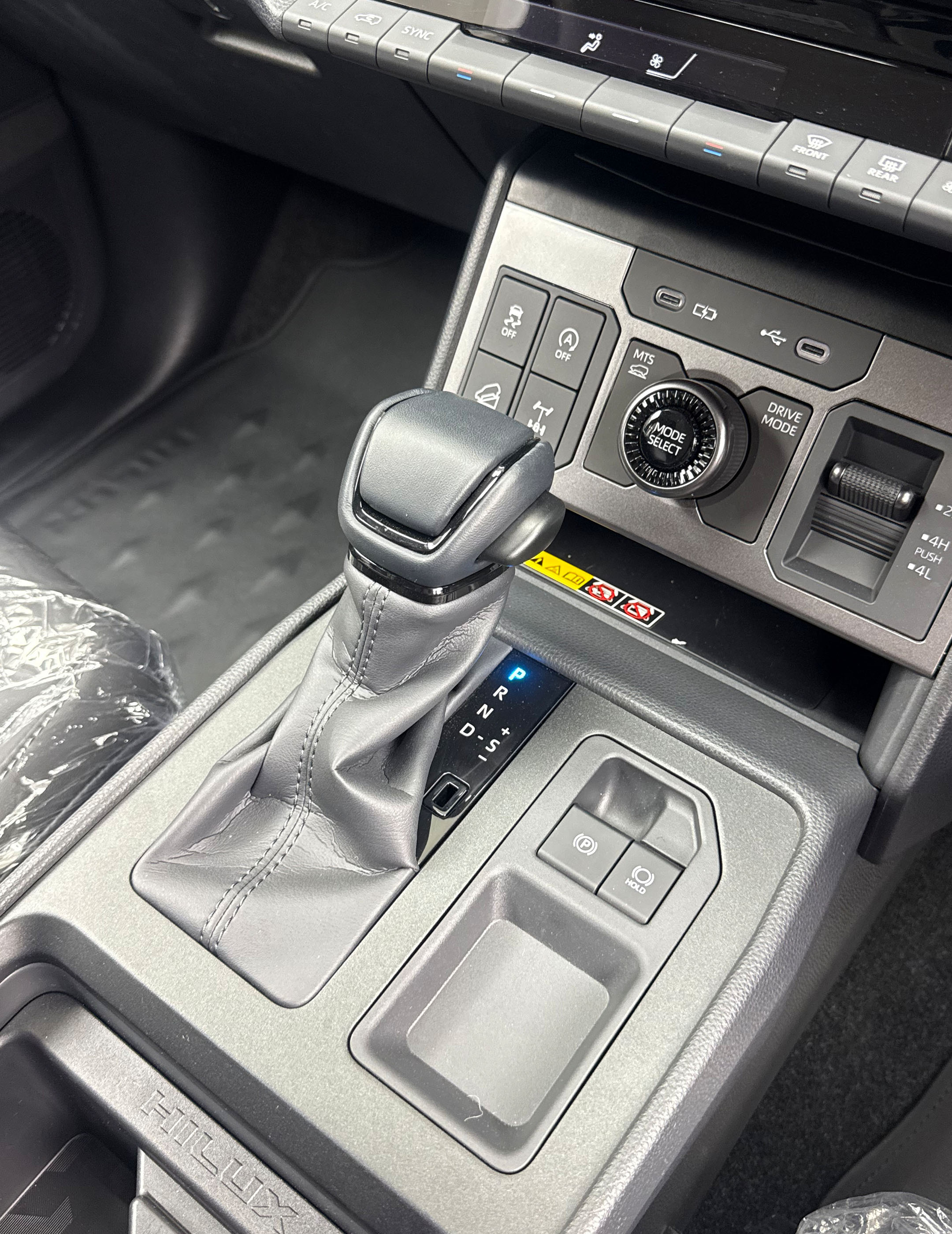 2025 Toyota Hilux image-7