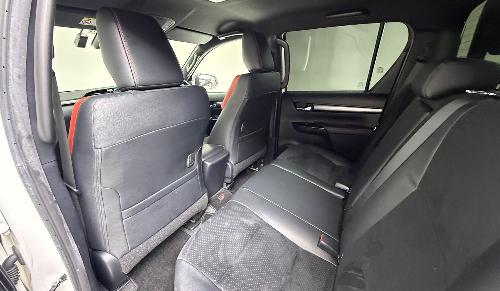 2022 Toyota Hilux GR Sports image-10