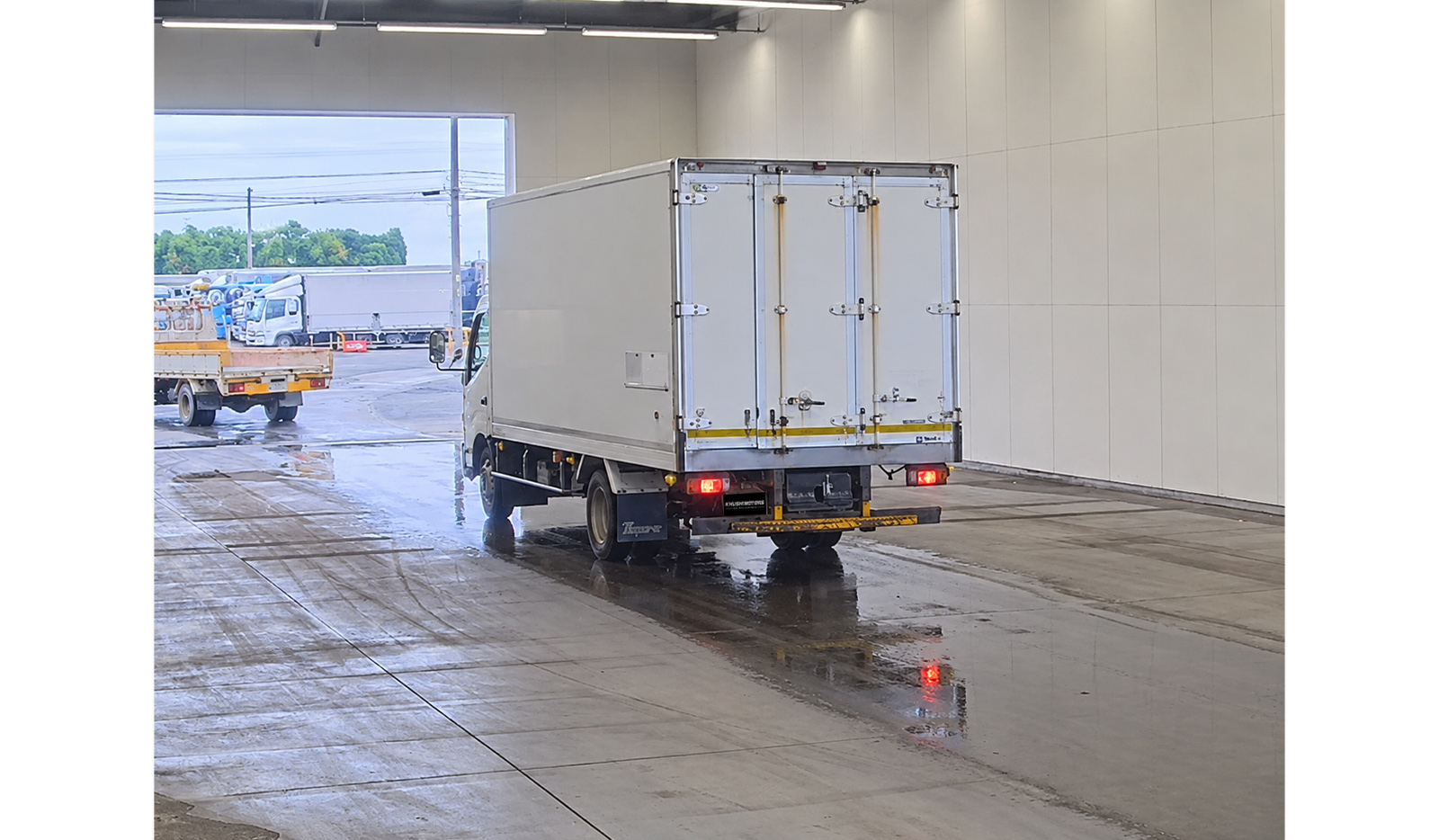 2019 Hino Dutro image-1