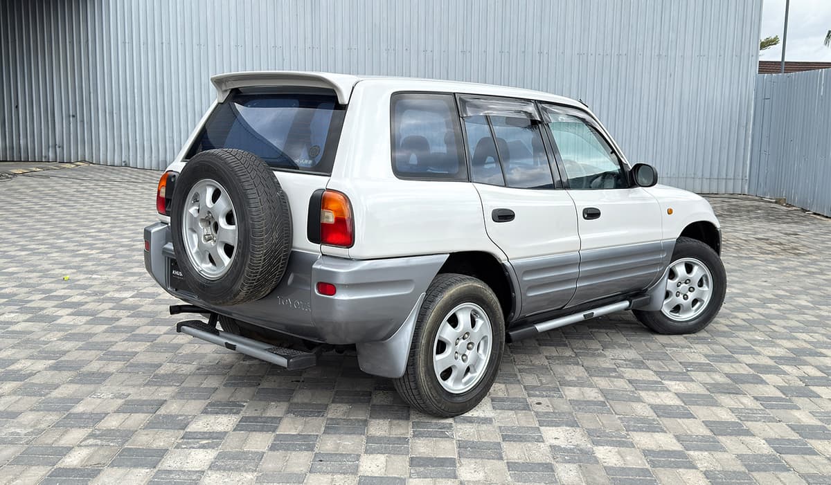 1996 Toyota RAV-4 L image-5