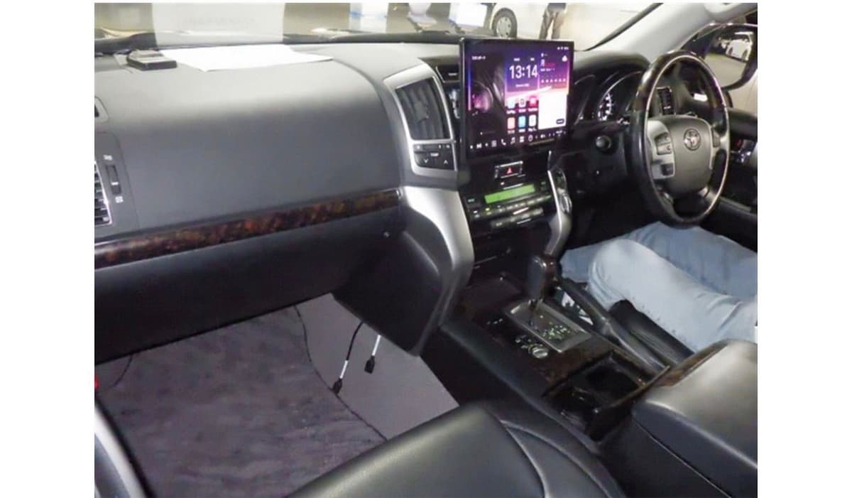 2014 Toyota Land Cruiser image-5
