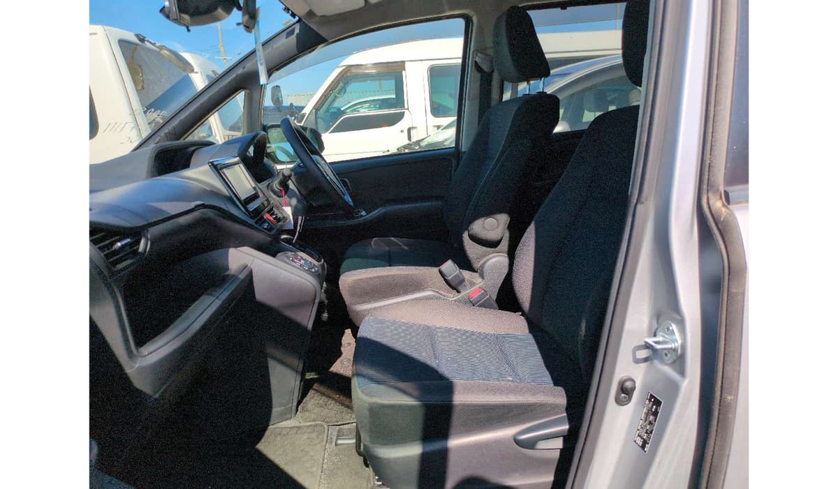 2019 Toyota Voxy image-5