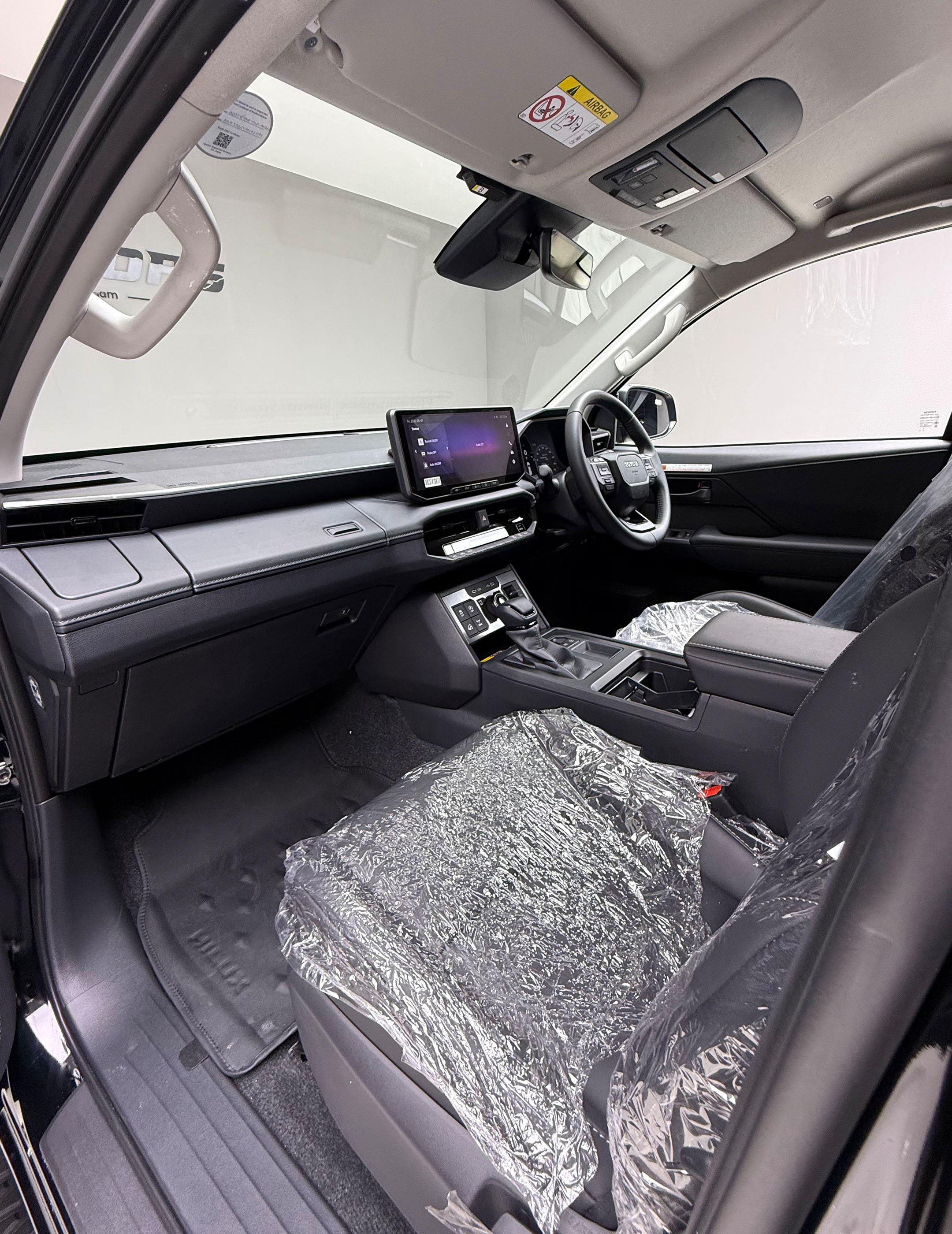 2025 Toyota Hilux image-8