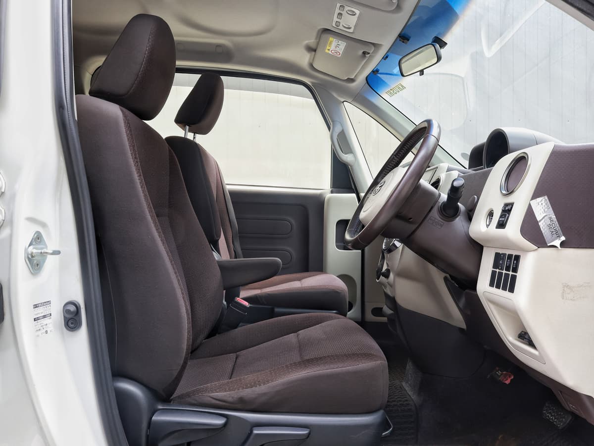 2012 Toyota Porte G image-7