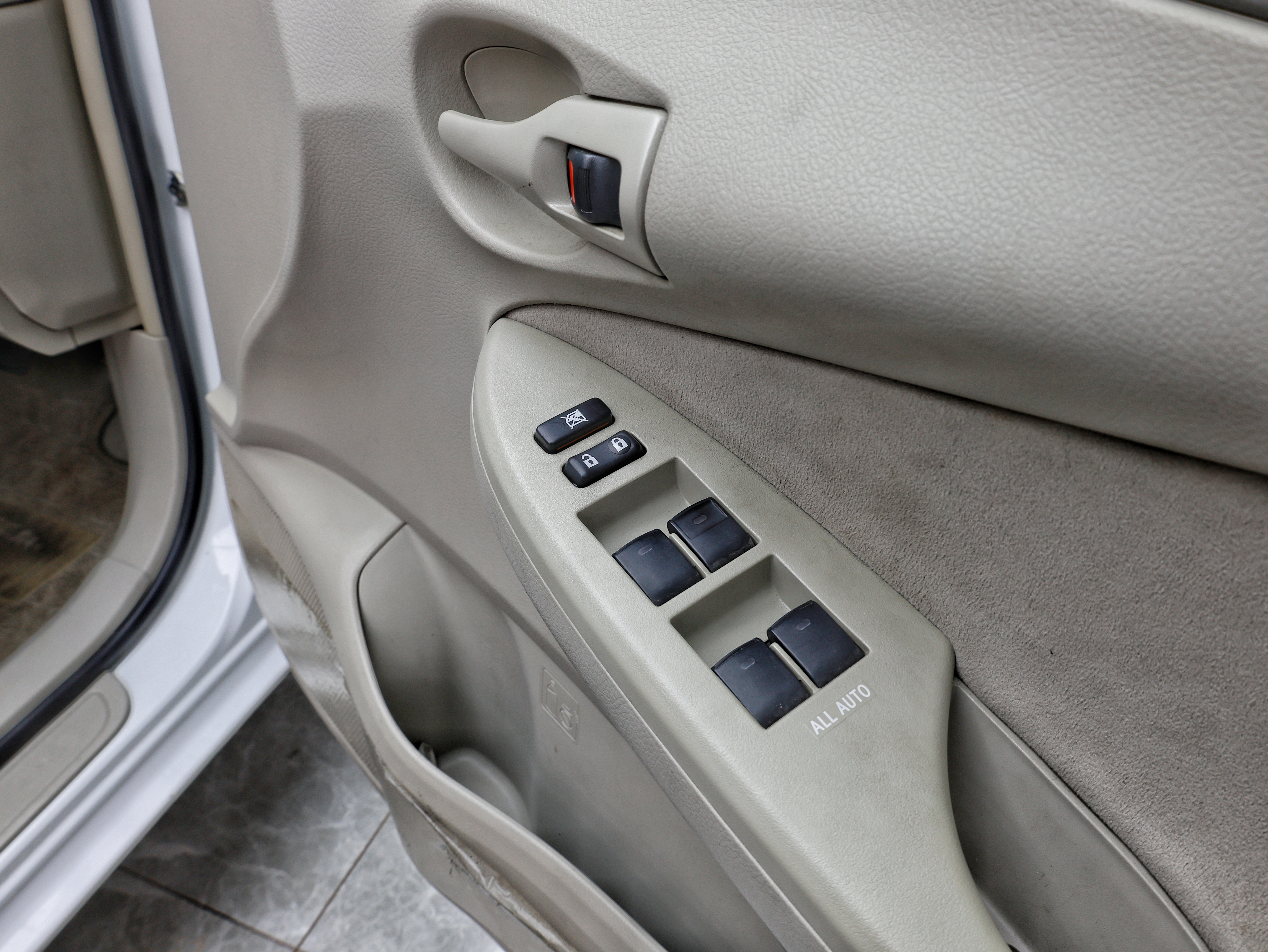 2012 Toyota Corolla Axio X image-11