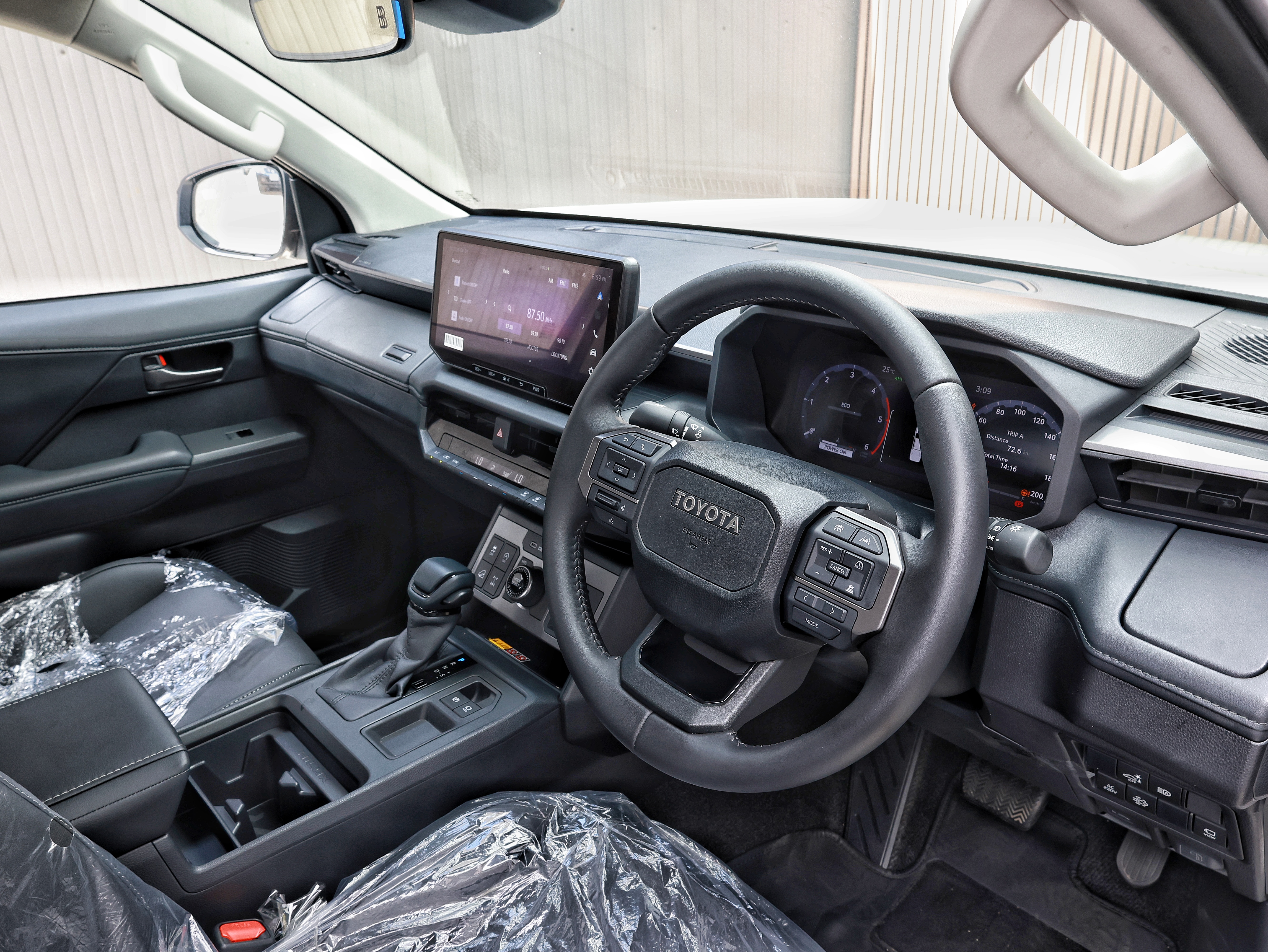 2025 Toyota Hilux image-8